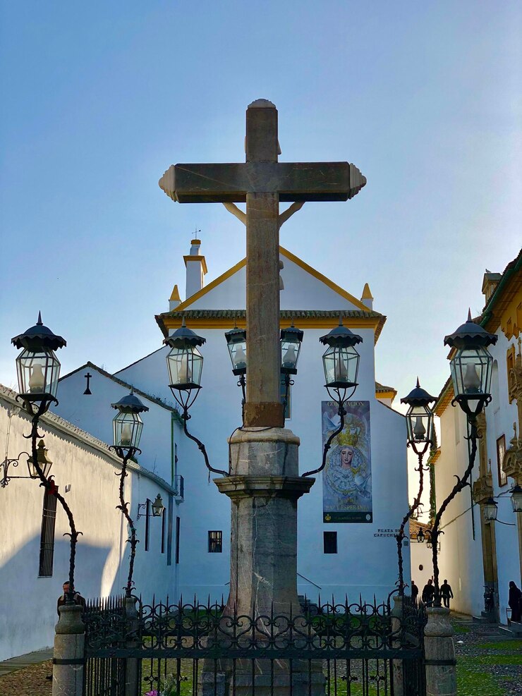 Foto cruz contra o céu limpo