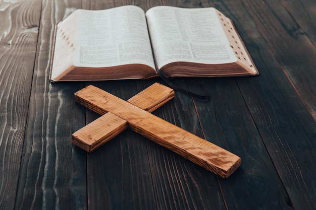 Cruz cristã de madeira na Bíblia