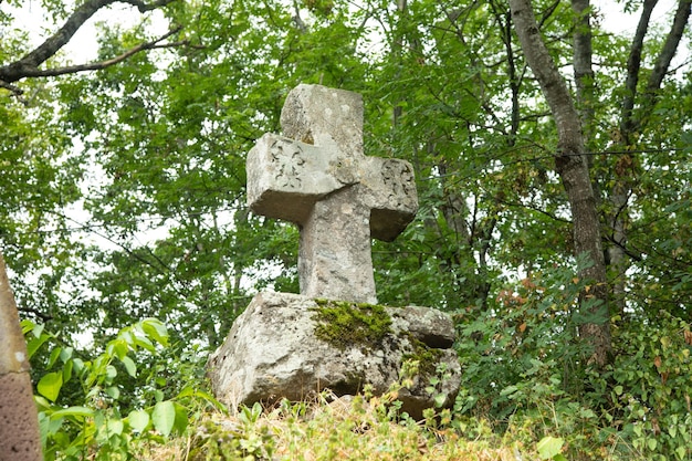 Cruz cristã feita por pedra ao ar livre