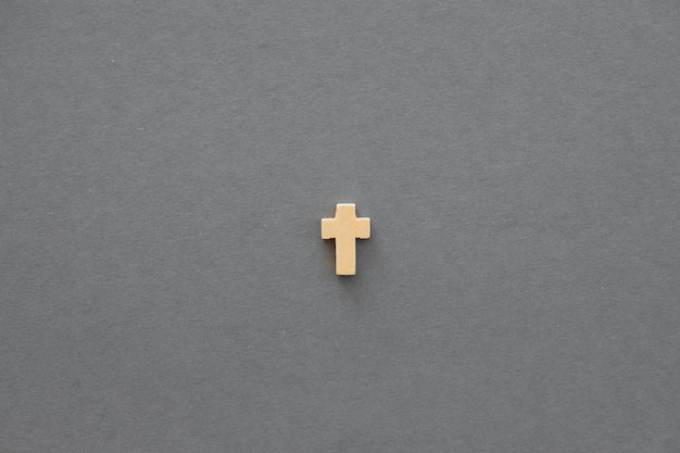Cruz cristã na vista superior de fundo cinza com espaço para o conceito de religião de texto