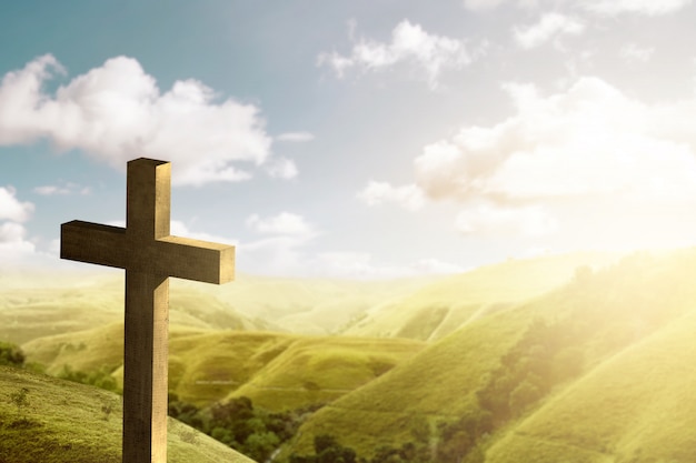 Cruz cristã no topo das colinas