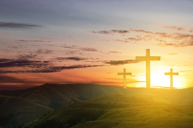 Cruz cristiana en la colina