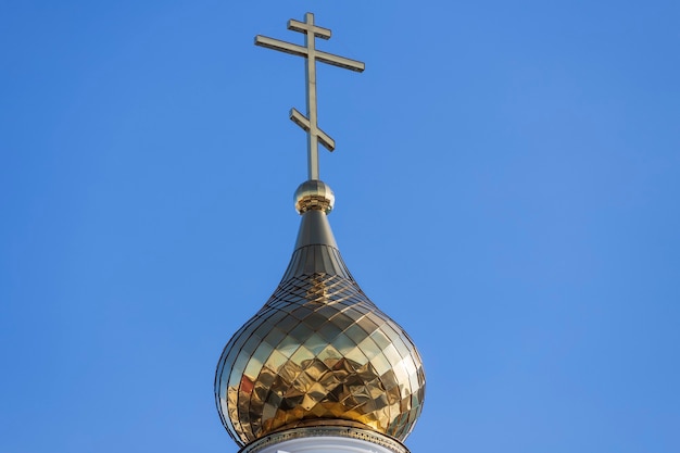 Cruz cristiana contra el cielo azul. Iglesia Ortodoxa. Foto de alta calidad