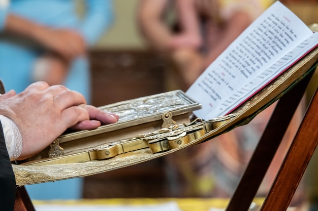 La cruz cristiana de madera está de pie en el agua. Símbolo del cristianismo. Concepto de amor de esperanza de fe.