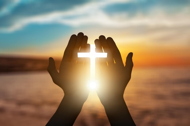 Foto cruz cristiana con manos de silueta