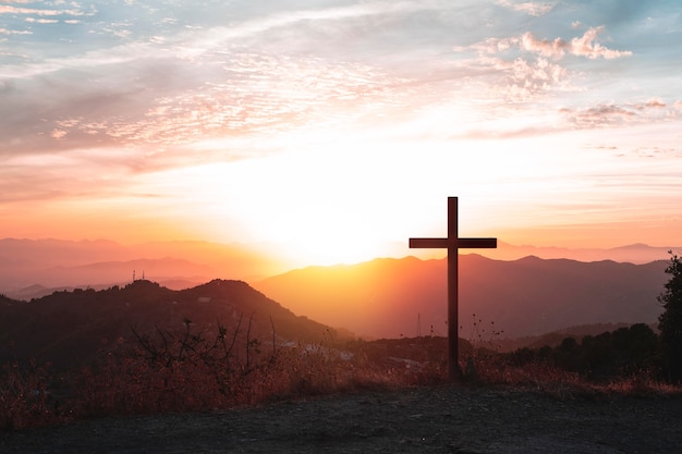 Foto cruz cristiana con paisaje natural.