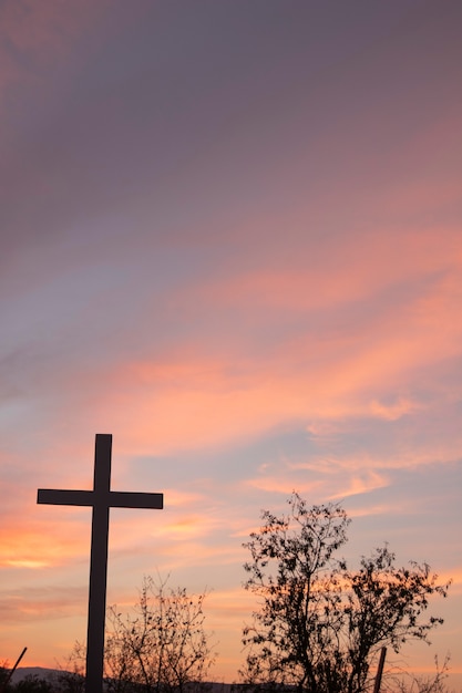 Cruz cristiana con paisaje natural.