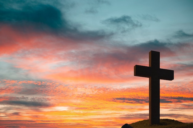 Foto cruz cristiana con paisaje natural.