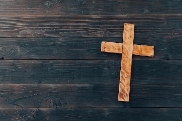 Cruz cristiana sobre fondo de madera