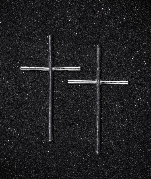 Foto cruz cristiana sobre un fondo de metal negro