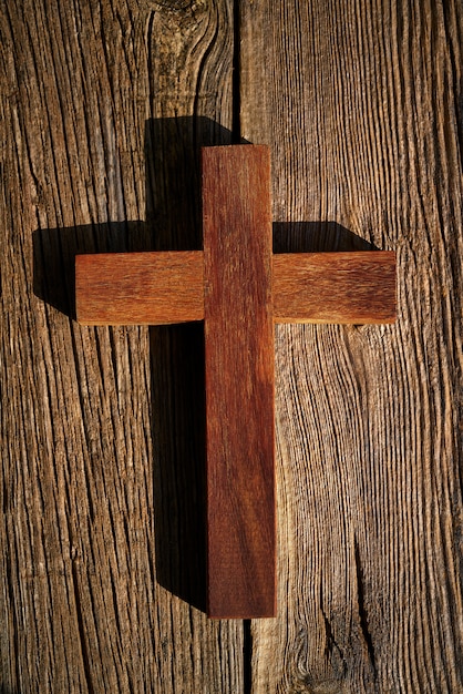 Cruz cristiana sobre madera sobre madera