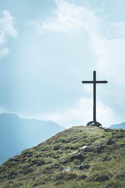 Cruz cumbre de madera en las montañas austriacas Tiempo nublado