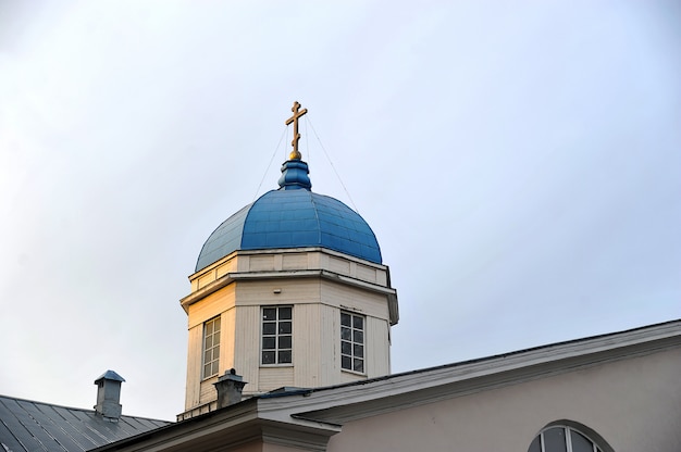 La cruz en la cúpula de la Iglesia del ícono Tikhvin de la madre de Dios