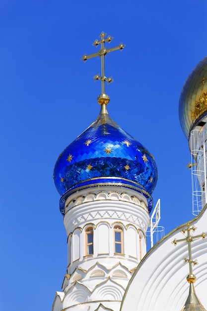 Cruz con cúpula en la iglesia ortodoxa.