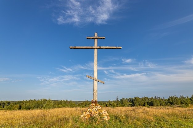 Cruz de 12 metros erguida em memória de StSergius de Radonezh no local da antiga trilha de peregrinação