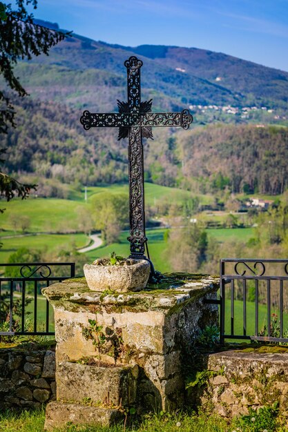 Cruz de ferro em Boucieu Le Roi com a zona rural de Ardèche ao fundo no sul da França