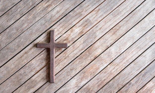 Cruz de madeira em cima da mesa de madeira