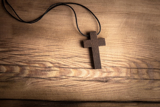 Cruz de madeira na mesa