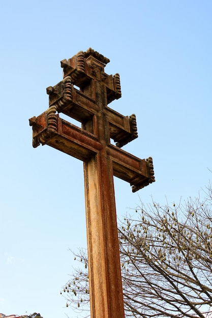 Foto cruz de madeira no topo da colina