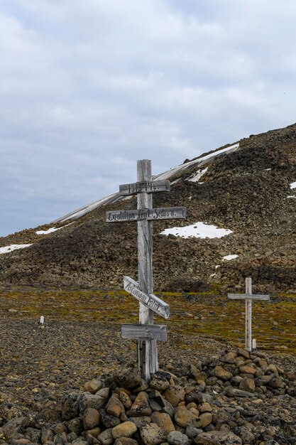 Cruz de madeira velha. arquipélago de franz jozef land. cabo de flora, ilha de gukera. expedição de sedov.