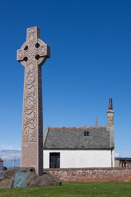 Foto cruz de pedra erguida em memória de catherine watson em north berwick na escócia