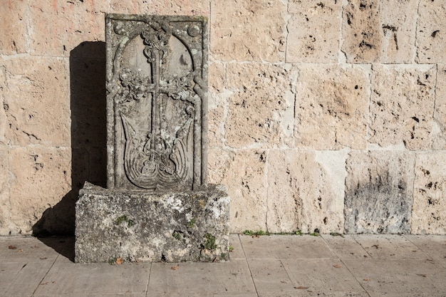 Una cruz esculpida en una piedra. Khachkar