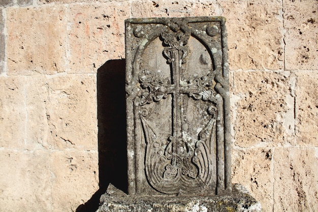 Una cruz esculpida en una piedra. Khachkar