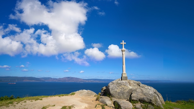 Cruz en finisterre fin de camino de santiago en españa