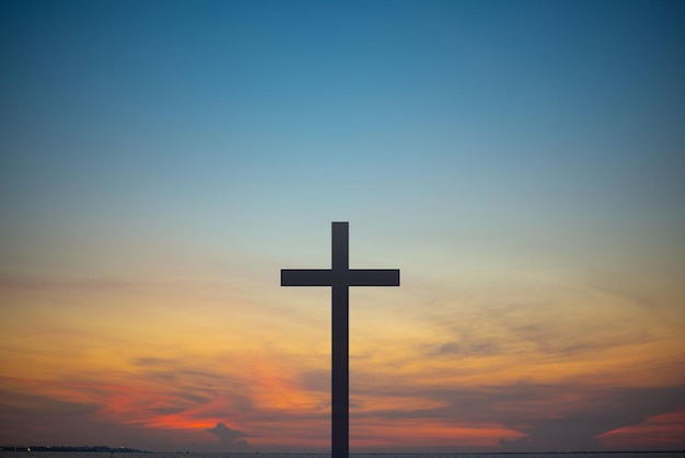 La cruz en el fondo del atardecer