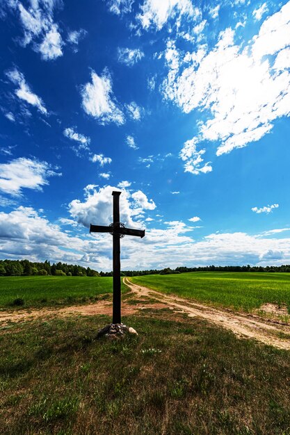 Una cruz de la iglesia en una costosa encrucijada