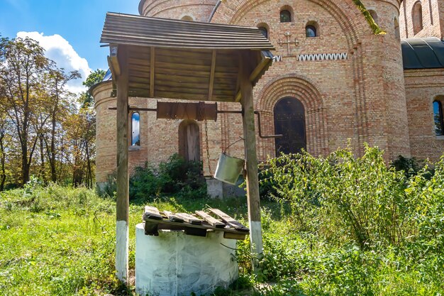 Cruz de la iglesia cristiana en la torre de campanario alto para la fotografía de oración que consiste en una hermosa iglesia con cruz en la torre del campanario a la oración sincera cruz de la torre de la campanario es la oración de la iglesia sobre un cielo despejado