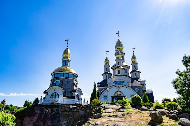 La cruz de la iglesia cristiana en la torre del campanario alto para la fotografía de oración que consiste en una hermosa iglesia con la cruz en la torre del campanario para la oración sincera La torre del campanario cruzado es la oración de la iglesia sobre el cielo despejado