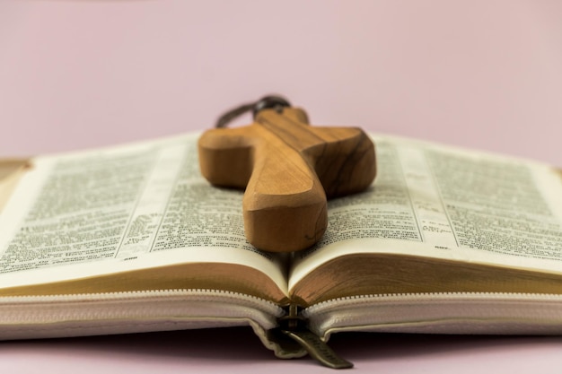 Cruz de madera en una biblia abierta en ruso