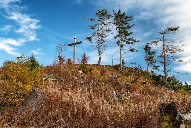 Cruz de madera en la cima de la colina Pravnac en Eslovaquia