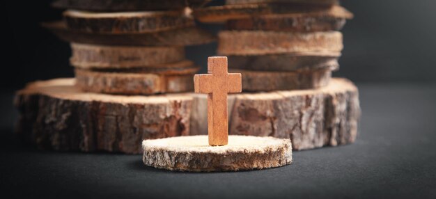 Cruz de madera cristiana en rodajas de un árbol