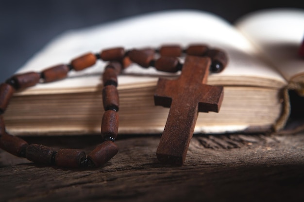 Cruz de madera en el libro