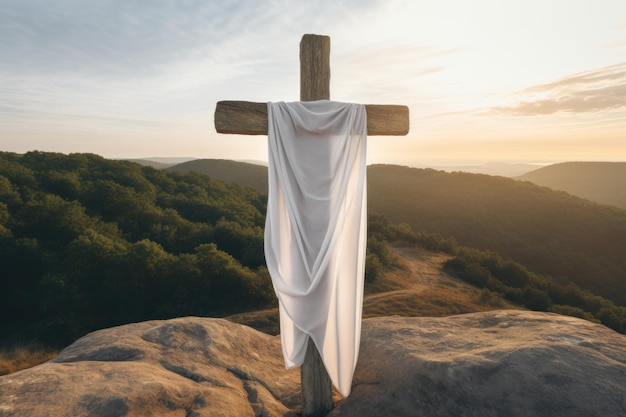 Cruz de madera con pañuelo blanco al amanecer en las rocas tema de Pascua y crucifixión