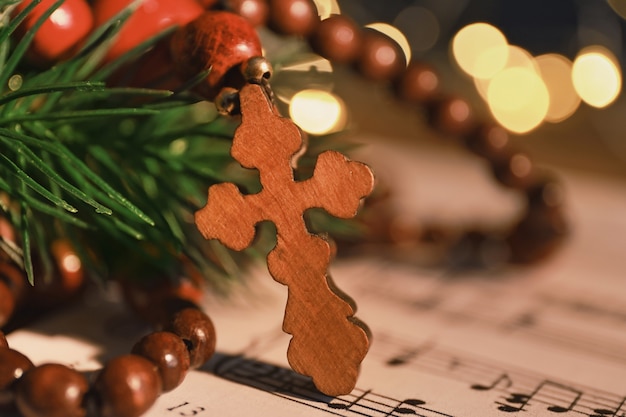 Cruz de madera en partitura