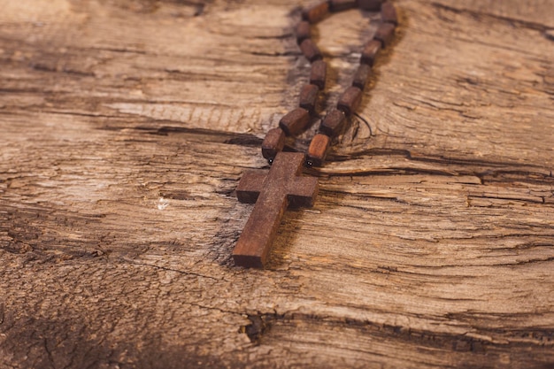 Cruz de madera sobre la mesa