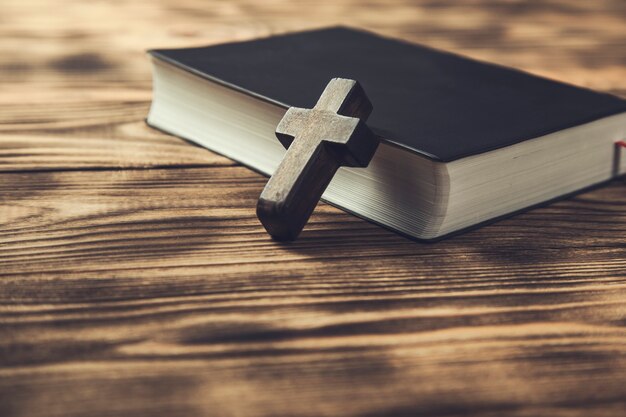 Foto cruz de madera sobre la santa biblia en madera