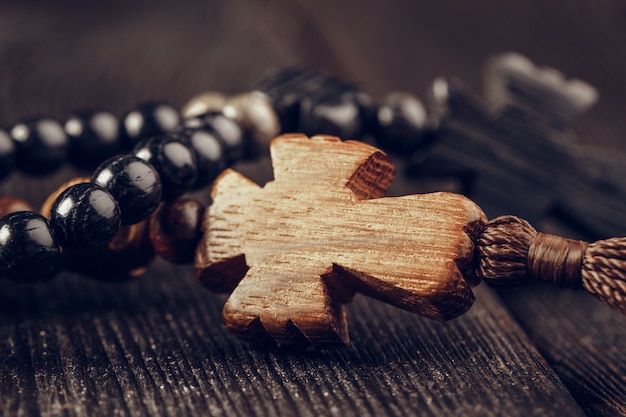 Cruz de madera sobre superficie de madera