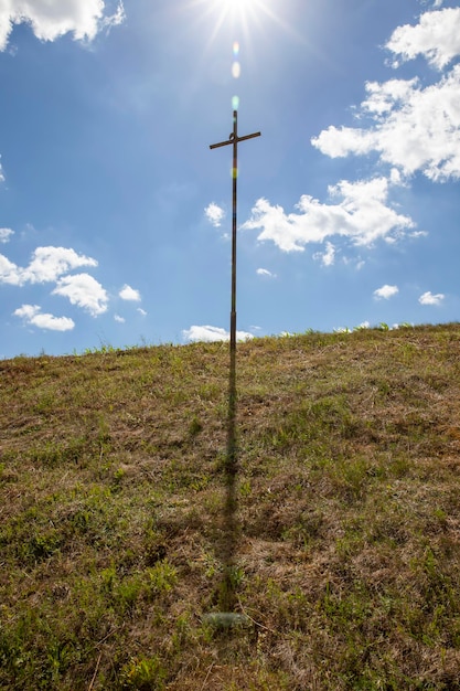 Cruz de metal católico religioso en la naturaleza.