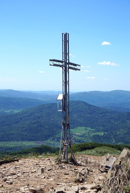 Cruz de metal en las montañas Bieszczady Smerek Peak Polonia