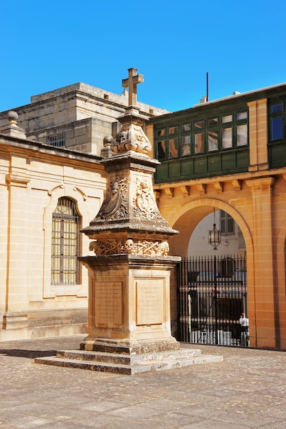Cruz monumento en el patio de la Concatedral de San Juan, Valletta, Malta
