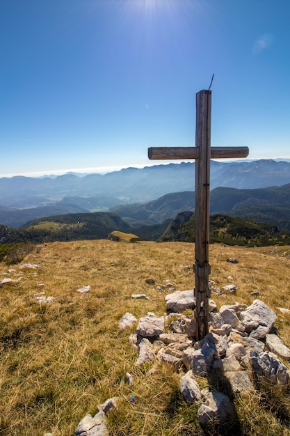 Foto cruz na terra contra o céu