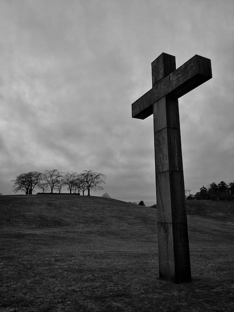 Foto cruz no campo contra o céu