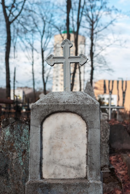 Foto cruz no cemitério lápide religiosa conceito de morte