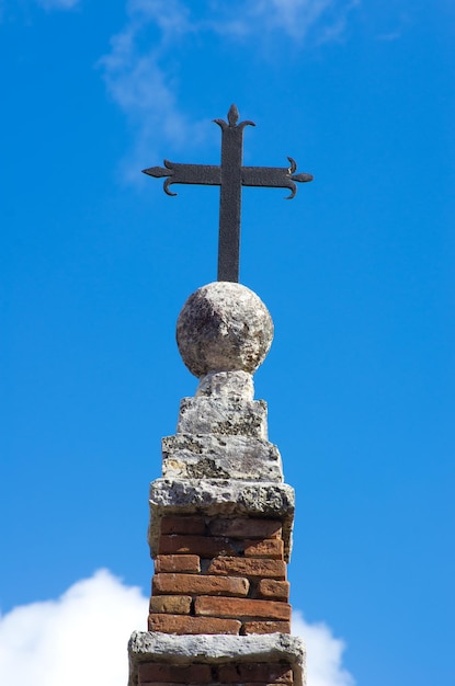 Cruz no topo da antiga igreja