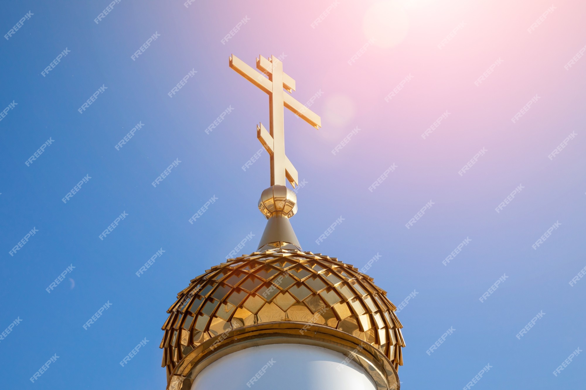 Cruz de oro y cúpula en la cúpula de la iglesia ortodoxa. la cruz en el cristianismo es tradicionalmente un símbolo religioso del cristianismo y un objeto de veneración religiosa. | Foto Cruz de oro y cúpula en la cúpula de la iglesia ortodoxa. la cruz en el cristianismo es tradicionalmente un símbolo religioso del cristianismo y un objeto de veneración religiosa. | Foto