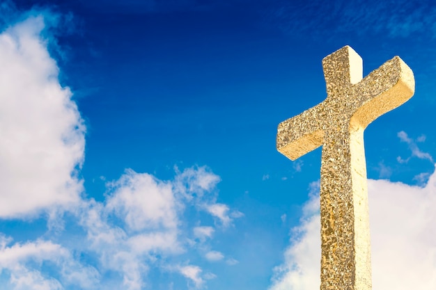 Foto cruz de oro sobre fondo de cielo azul